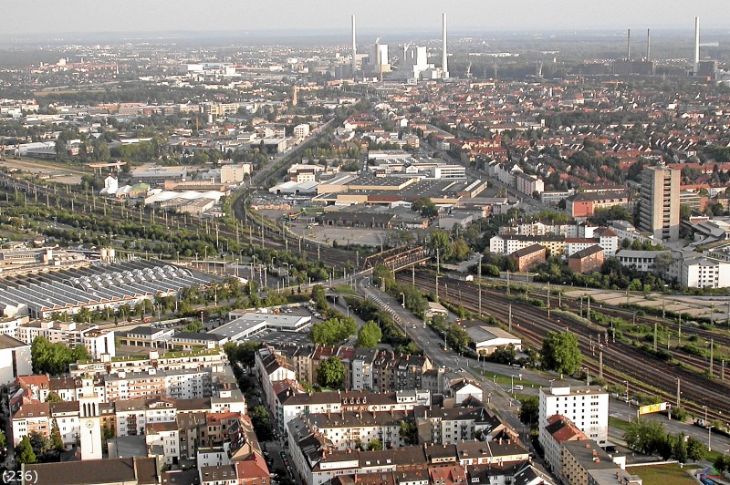 Bahn 236.jpg - Die Brücke verbindet die Stadtteile Schwetzingerstadt auf nördlicher sowie Almenhof bzw. Neckarau auf südlicher Seite miteinander.